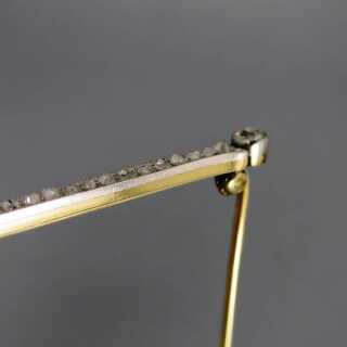 Diamond bar brooch in gold and platinum
