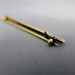Diamond bar brooch in gold and platinum