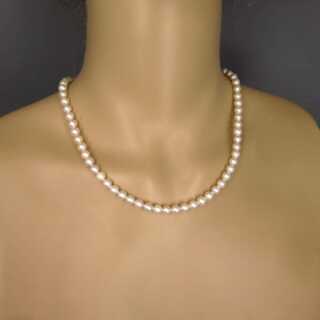 Pearl necklace with silver closure