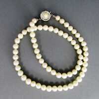 Pearl necklace with silver closure