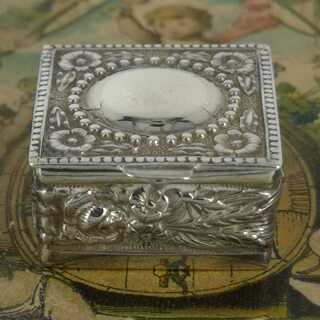 Antikes Silber - Annodazumal Antikschmuck: Jugendstil Pillendose in Silber