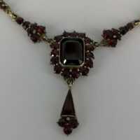 Pretty Necklace in Gold Doublé set with Garnet around 1900