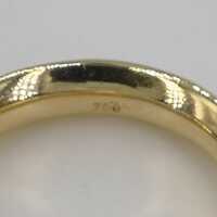Elegant band ring in gold and a sparkling diamond