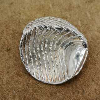 Abstrakte Brosche in Silber in Form einer Muschel 