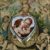 Vintage Pillendose in Silber mit küssenden Engeln 