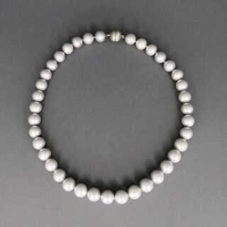 Vintage Kette für Damen aus großen grauen Perlen mit Magnetverschluss