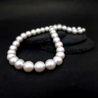 Vintage Kette für Damen aus großen grauen Perlen mit Magnetverschluss