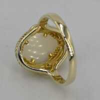 Schöner Damen Ring in Gold mit einem weißen Vollopal