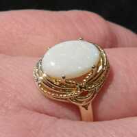 Schöner Damen Ring in Gold mit einem weißen Vollopal