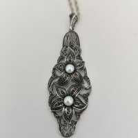 Vintage Silberschmuck - Annodazumal Antikschmuck: Blütenanhänger in Silber mit Perlen und Granatsteinen kaufen