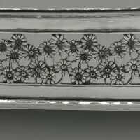 Prächtiges handgefertigtes Tablett in Silber mit Margeriten Galerierand