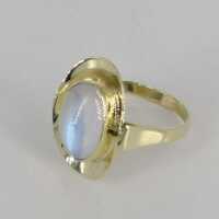 Prächtiger Damen Ring in Gold mit einem ovalen Mondstein