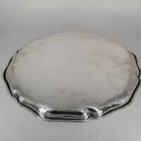 Antikes gehämmertes rundes Tablett in Silber mit gewelltem Rand