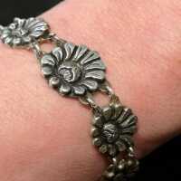 Antikschmuck für Damen - Annodazumal Antikschmuck: Vintage Armband in Silber mit Margarithen Dekor kaufen 
