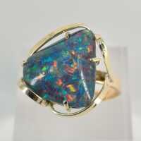 Intensiv leuchtender Boulder Opal Ring in Gold für Damen