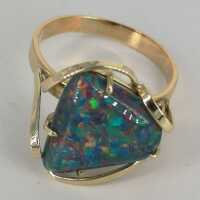 Intensiv leuchtender Boulder Opal Ring in Gold für Damen
