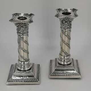 Antikes Silber - Annodazumal Antikschmuck: Elegantes antikes Paar Kerzenleuchter in Silber kaufen
