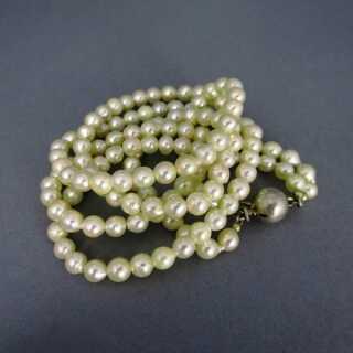 Zweireihige Perlenkette mit Silberschloss