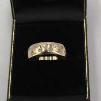 Eleganter Memoire Ring aus Gold mit vielen funkelnden Diamanten