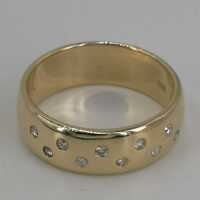 Eleganter Memoire Ring aus Gold mit vielen funkelnden Diamanten