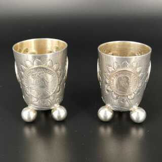 Antikes Silber - Annodazumal Antikschmuck: Paar antike Münzbecher in Silber auf Kugelfüßen kaufen