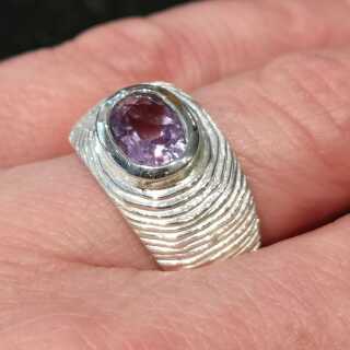 Antikschmuck für Damen - Annodazumal Antikschmuck: Vintage Designerring in Silber mit einem Amethyst kaufen