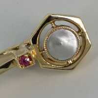 Art Nouveau lapel or tie pin in gold with pearl and ruby