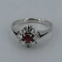 Vintage engagement ring in white gold with a ruby and diamonds