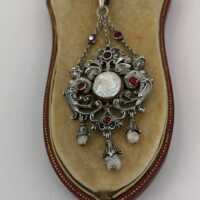 Antikschmuck - Annodazumal Antikschmuck: Antike Halskette aus der Neo-Renaissance kaufen 