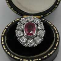 Vintage entourage ring in white gold with ruby and diamonds