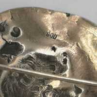 Jugendstilbrosche aus 800er Silber mit hübschem Relief Design