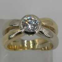 Designer ring in white and yellow gold with a large brilliant-cut diamond solitaire