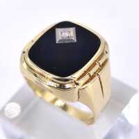 Magnificent mens signet ring in gold with an onyx and diamond