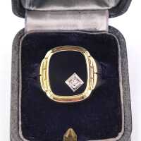 Magnificent mens signet ring in gold with an onyx and diamond