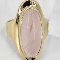 Elegant ladies ring from the mid-century era in gold with a rose quartz