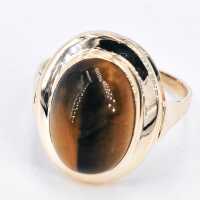 Vintage ladies ring in yellow gold with a fascinating tigers eye cabochon