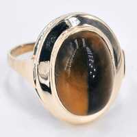 Vintage ladies ring in yellow gold with a fascinating tigers eye cabochon