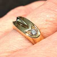 Extravagant gold band ring with a brilliant-cut diamond