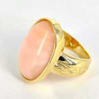 Elegant mid-century ladies ring in yellow gold with a rose quartz