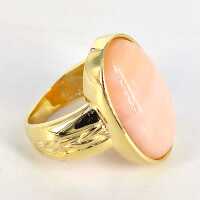 Elegant mid-century ladies ring in yellow gold with a rose quartz