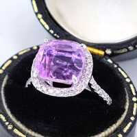 Elegant ladies ring in white gold with a kunzite and pale pink diamonds