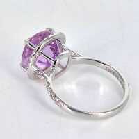 Elegant ladies ring in white gold with a kunzite and pale pink diamonds