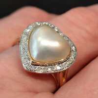 Elegant ladies ring in gold with a heart-shaped Mabé pearl and diamonds