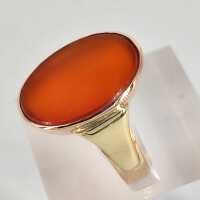 Antique unisex signet ring in yellow gold with an oval carnelian