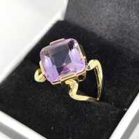 Damenring aus Gold und einem Amethyst in avantgardistischer Formensprache