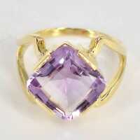 Damenring aus Gold und einem Amethyst in avantgardistischer Formensprache