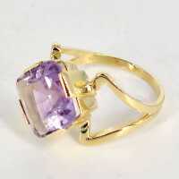 Damenring aus Gold und einem Amethyst in avantgardistischer Formensprache