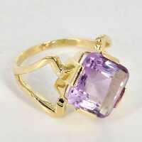 Damenring aus Gold und einem Amethyst in avantgardistischer Formensprache