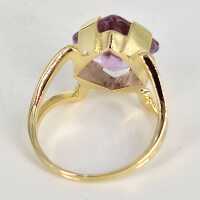 Damenring aus Gold und einem Amethyst in avantgardistischer Formensprache