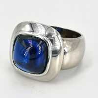 Vintage ladies ring in silver with a dark blue spinel